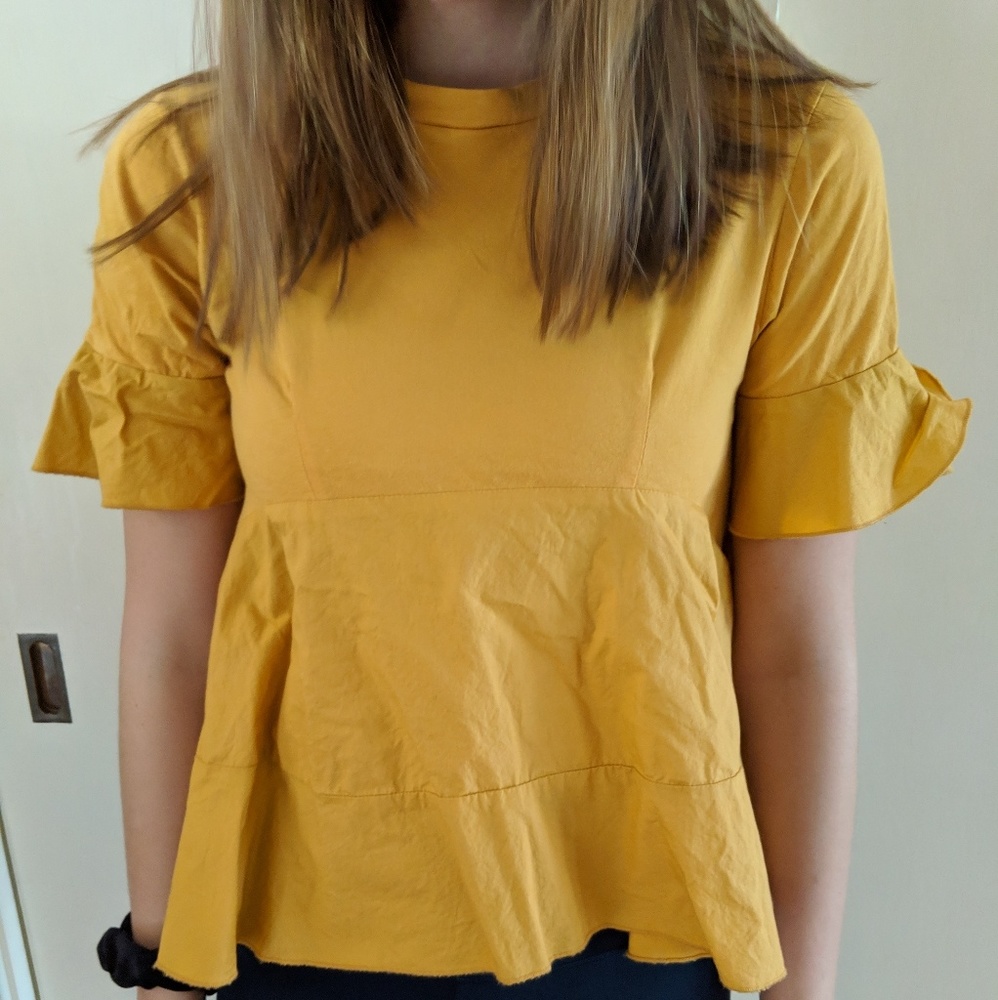 Trendy yellow/mustard top